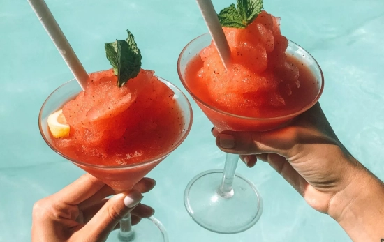 Dos personas brindan con un granizado de fresa casero/ CANVA