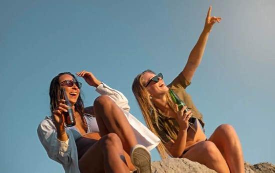 Dos jóvenes en verano / FREEPIK