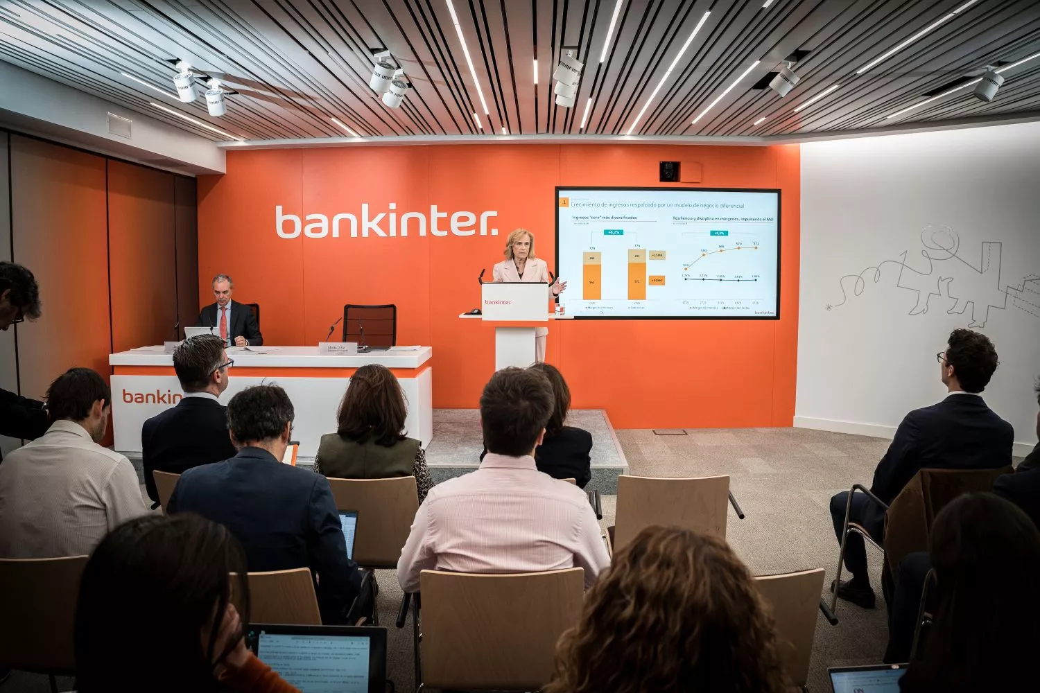 La consejera delegada de Bankinter, Gloria Ortiz (c), y el director financiero, Jacobo Díaz (i)   Di