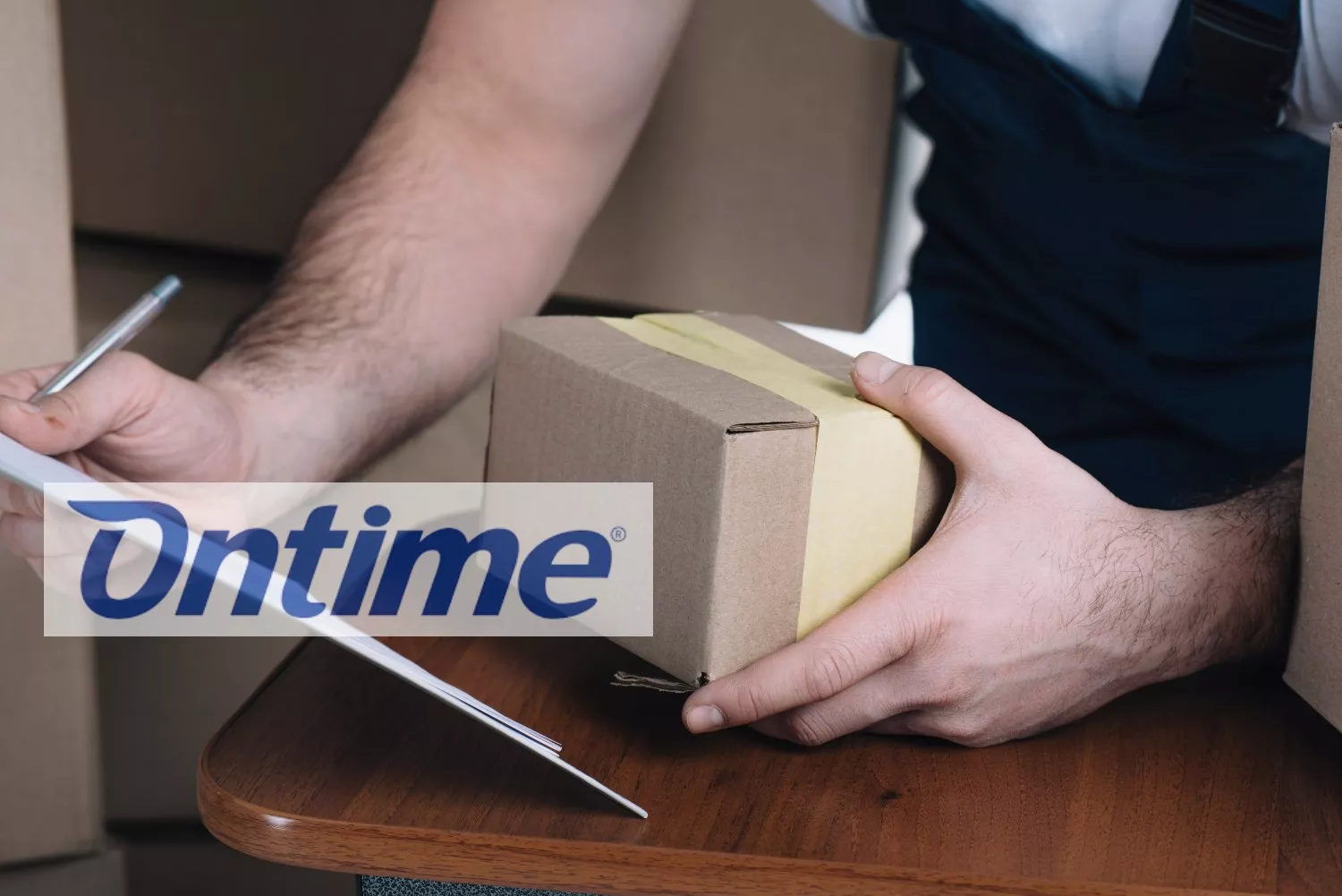 Una persona con un paquete de Ontime