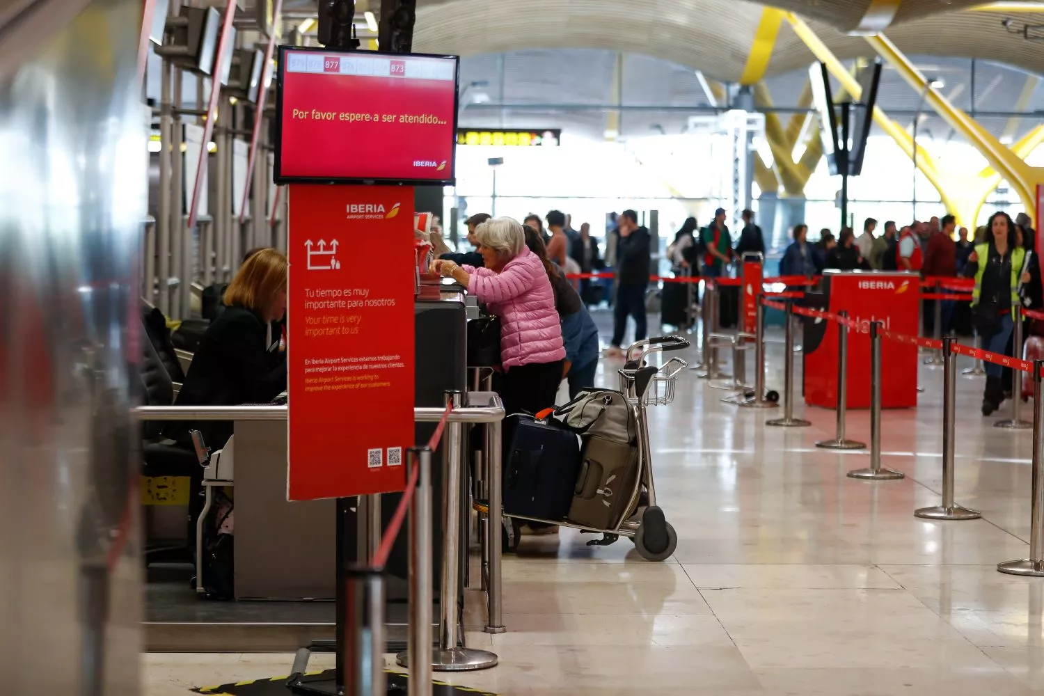 Una persona mayor pregunta en el mostrador de Iberia del aeropuerto de Madrid   Óscar J.Barroso   E