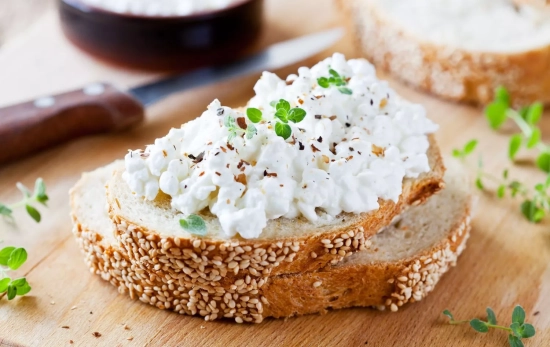 Una tostada con queso cottage/ CANVA