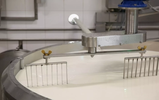 Una máquina de una fábrica de lácteos como la que produce el queso cottage de Mercadona/ CANVA