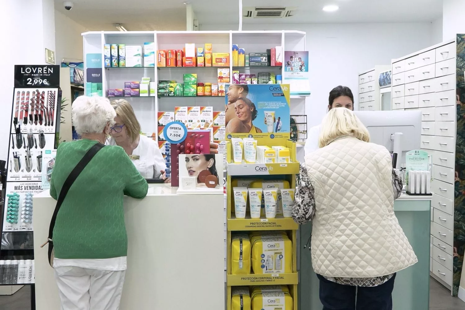 Una farmacia con varios medicamentos / EP