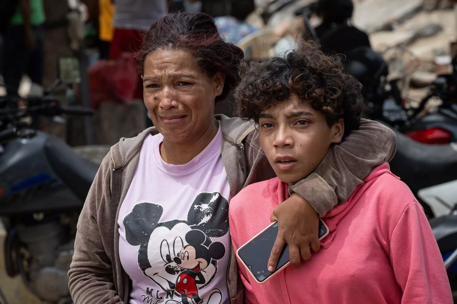 Afectados en La Guaira (Venezuela) sujetando el móvil   Ronald Peña R.   EFE