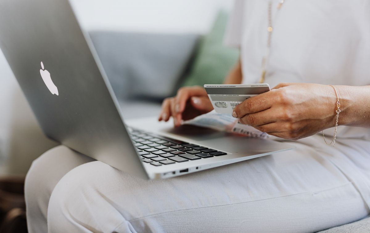 Una consumidora mete en internet los datos de su tarjeta para hacer su compra online / PEXELS