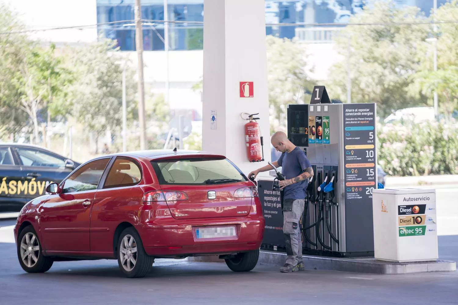 Una persona reposta en una gasolinera / EUROPA PRESS - A. PEREZ MECA 