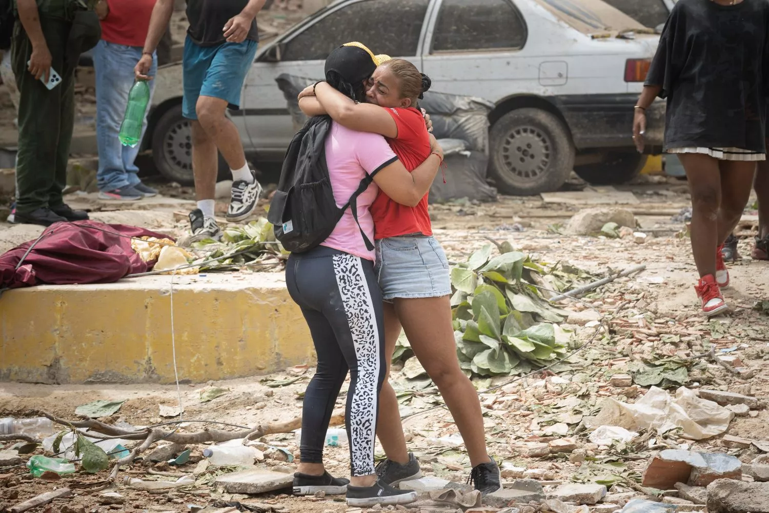 Personas lloran frente a escombros de edificios afectados por terremotos / Ronald Peña R. - EFE