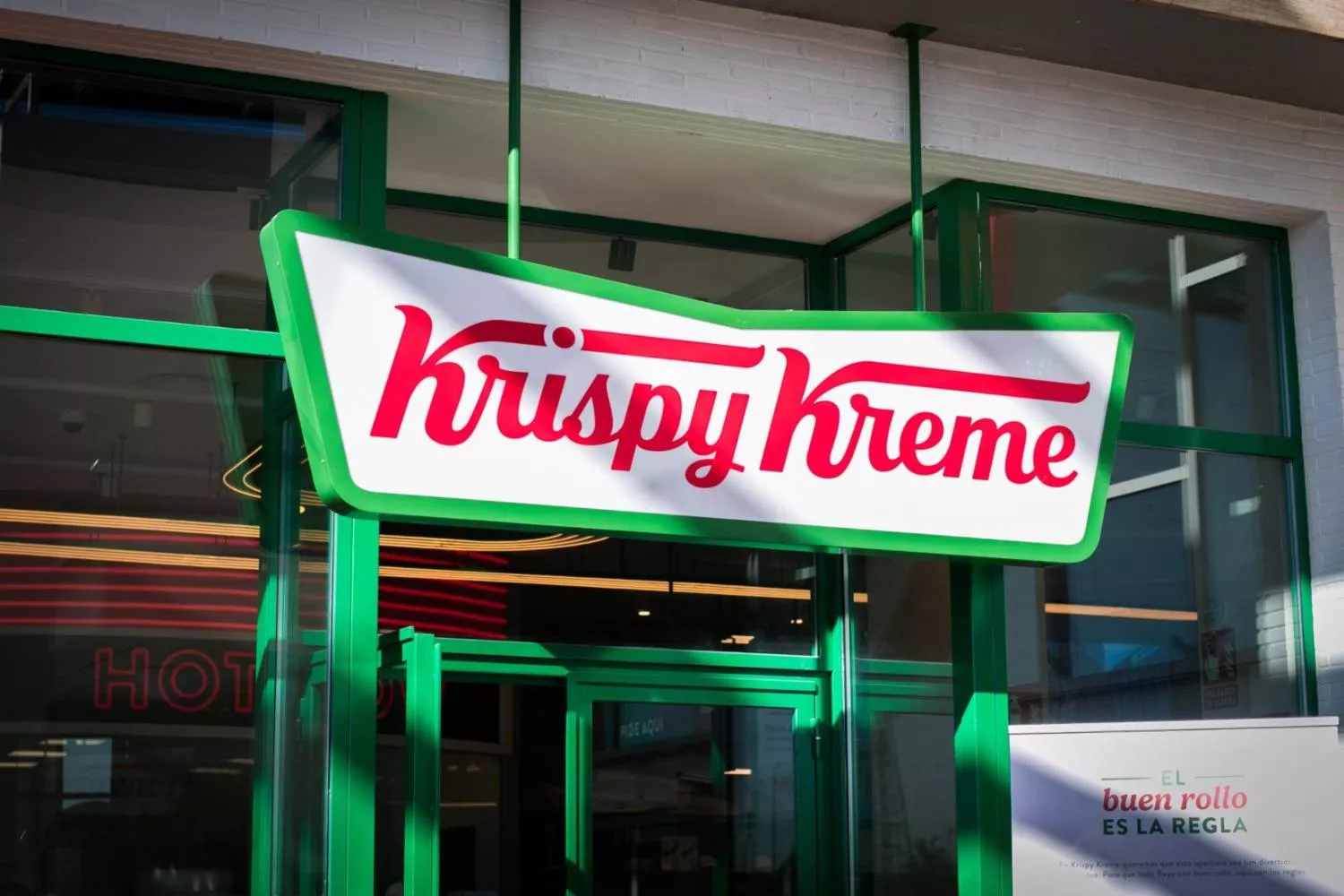 Fachada de una tienda de Krispy Kreme   KRISPY KREME