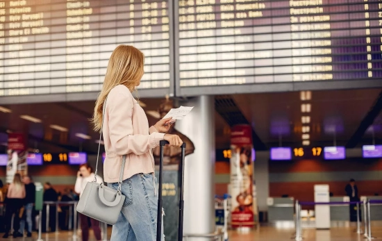 Una persona en un aeropuerto / FREEPIK - prostooleh