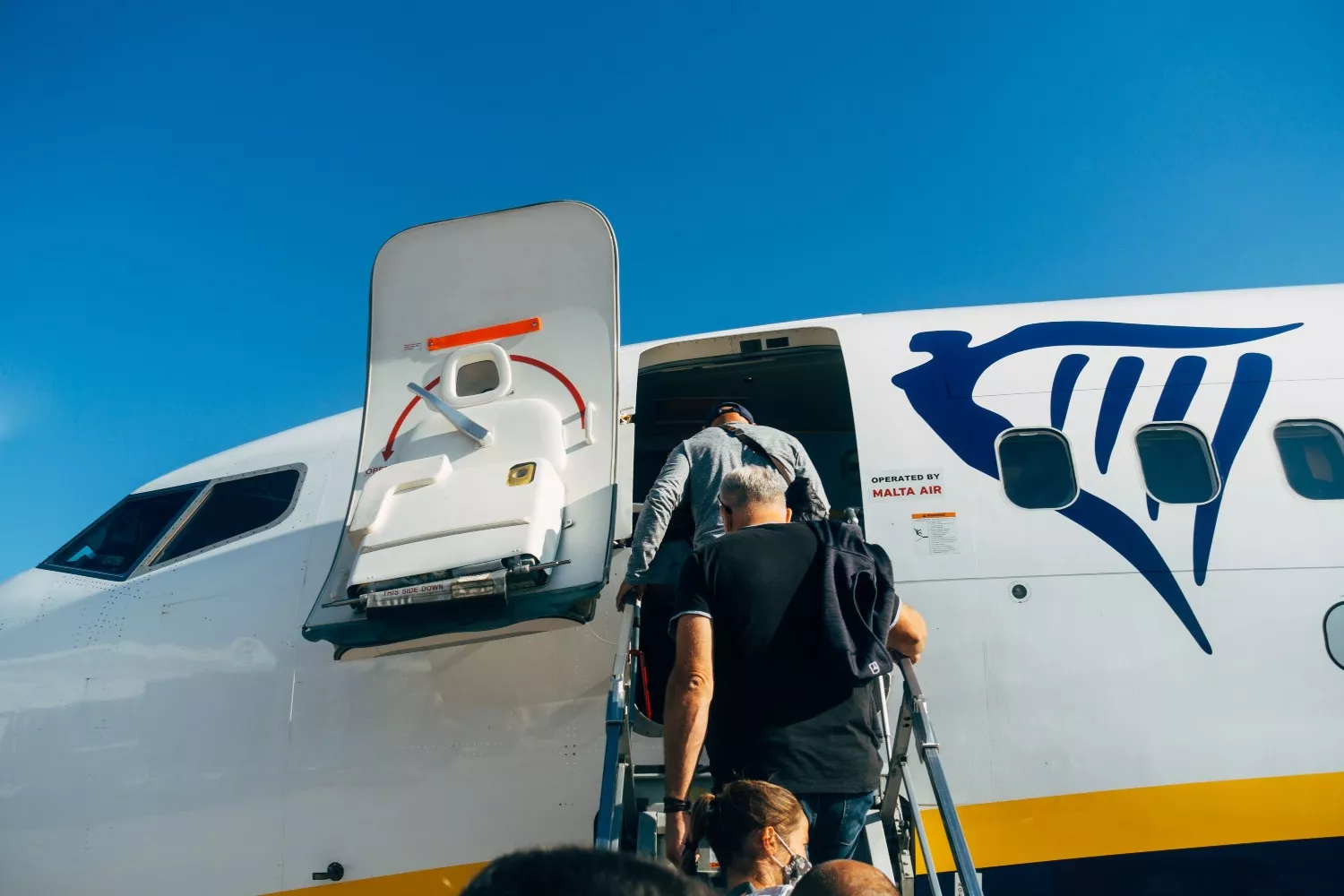 Varias personas se suben a un avión   PEXELS
