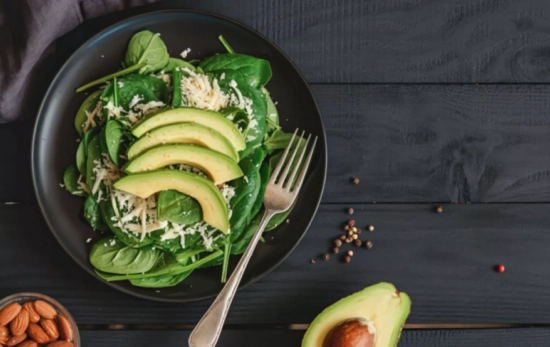 Espinacas y aguacate, ricos en potasio, ayudan a drenar/ CANVA