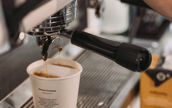 Una persona sirve café  / PEXELS
