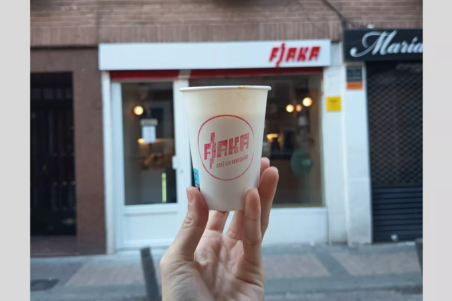 Café y fachada de Fiaka / CEDIDA