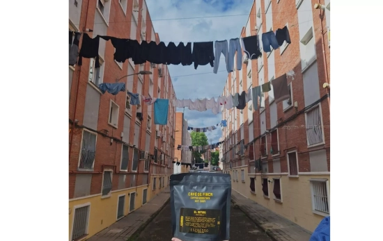 Café de Finca en una de las calles del barrio / CEDIDA
