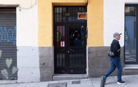 Cartel de alquiler de vivienda / EUROPA PRESS
