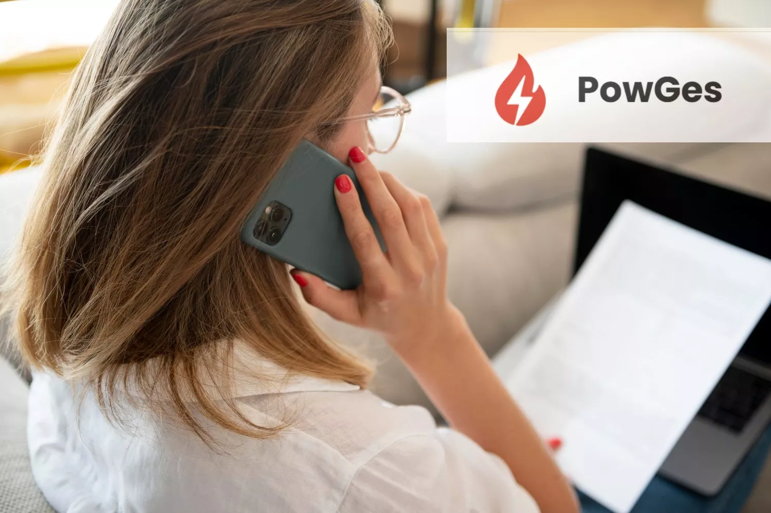 Una mujer recibe una llamada de Powges / FOTOMONTAJE