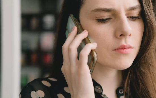 Una persona habla por teléfono / PEXELS 