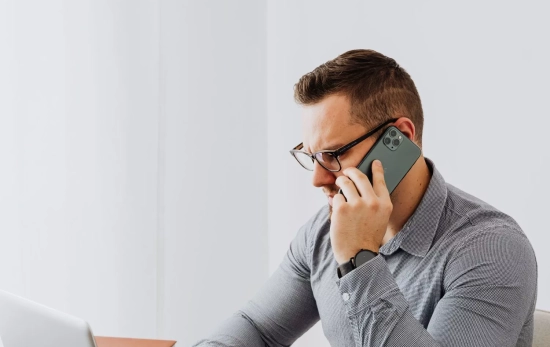 Una persona habla por teléfono / PEXELS