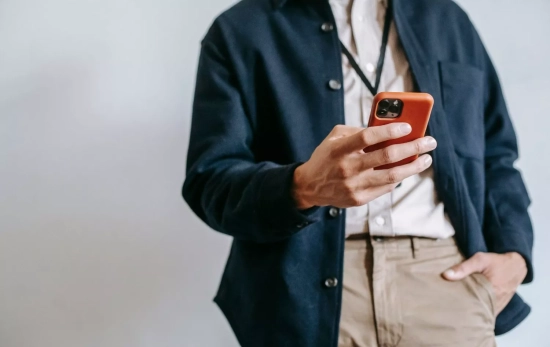 Una persona mira su móvil / PEXELS
