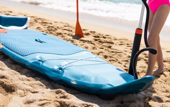 Una niña hinchando un paddle surf con una bomba rudimentaria/CANVA Una niña hinchando un paddle surf con una bomba rudimentaria/CANVA