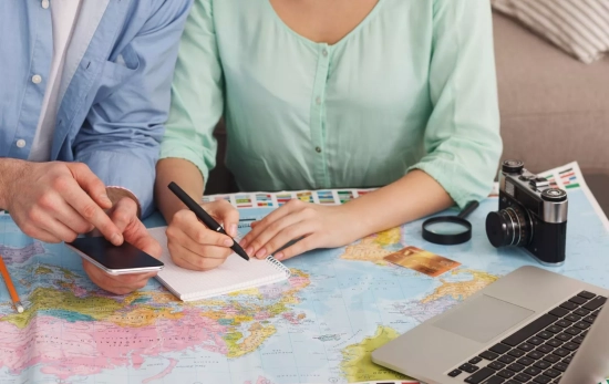 Una familia haciendo números para saber si pueden irse este año de vacaciones/ CANVA