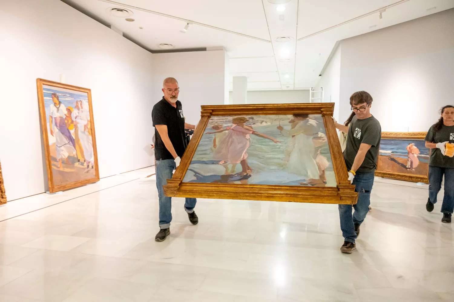 montaje de la muestra 'En el mar de Sorolla con Manuel Vicent' en la Fundación Bancaja   FUNDACIÓN B