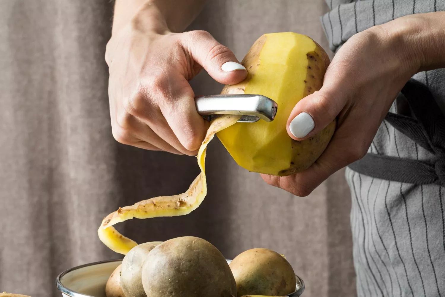 Una persona pela patatas (1)