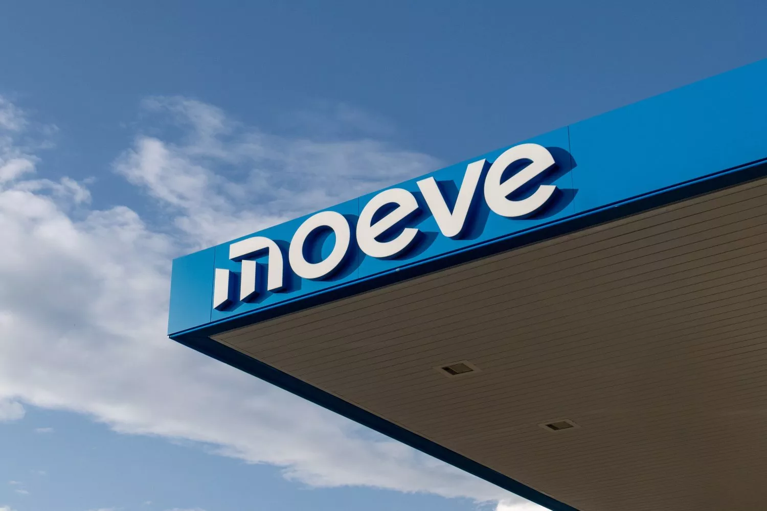 Cartel de una estación de servicio de Moeve