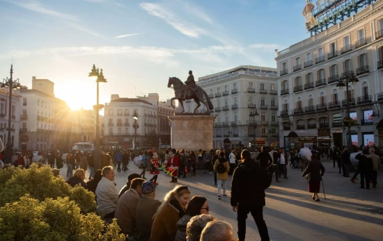 Distintas personas en la Puerta del Sol de Madrid / UNSPLASH