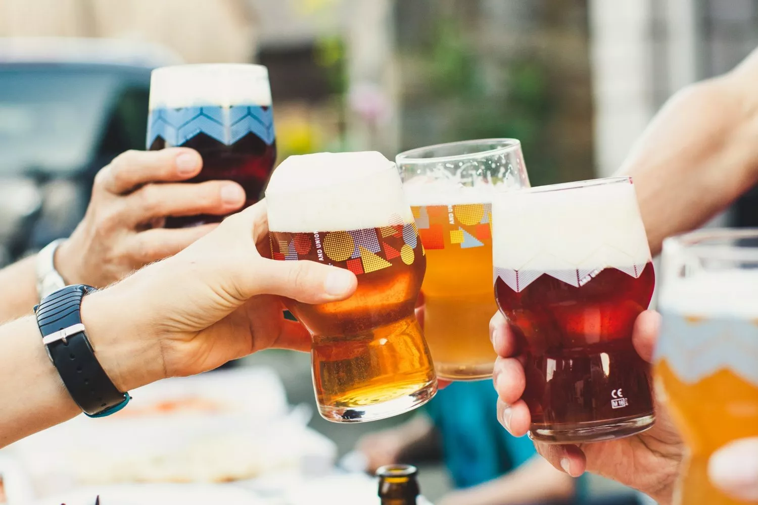 Varios amigos brindan con cervezas de distintos tipos / UNSPLASH