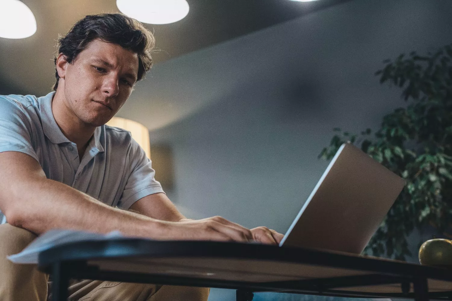 Una persona teletrabaja desde casa / PEXELS