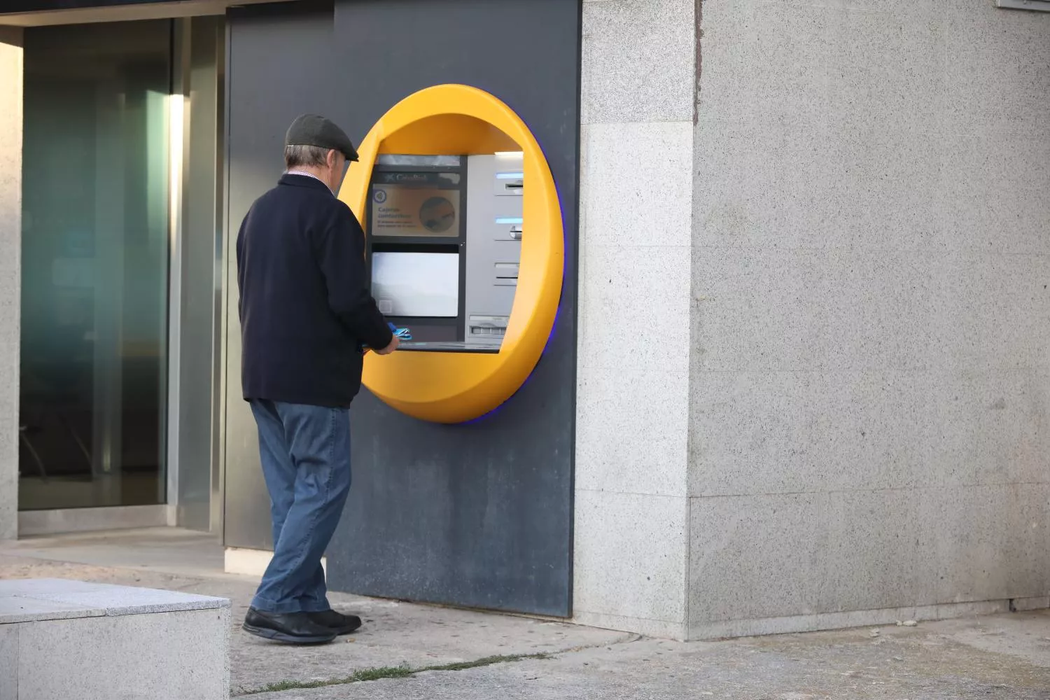 Un hombre saca dinero en un cajero automático / EUROPA PRESS - RAFAEL BASTANTE
