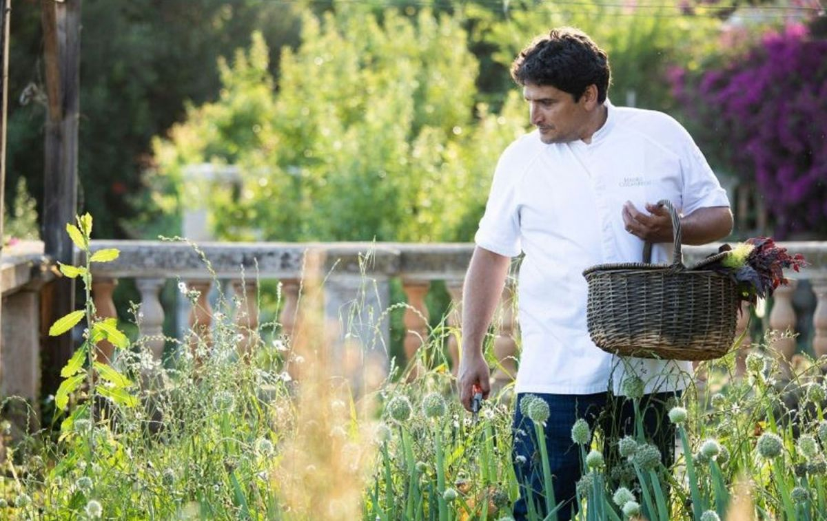 El chef Mauro Colagreco en el jardín del restaurante con tres estrellas Michelin Mirazur / MATTEO CARASSALE