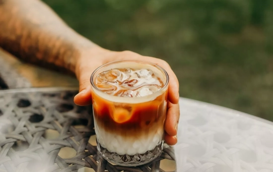 Una persona toma un café con hielo / PEXELS Una persona toma un café con hielo / PEXELS
