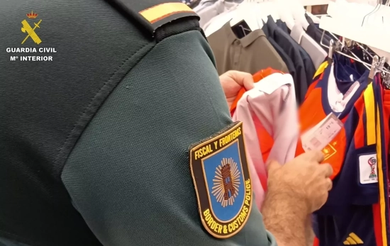 Intervenidas en Gran Canaria más de 1.200 equipaciones falsificadas del Mundial   GUARDIA CIVIL   EP