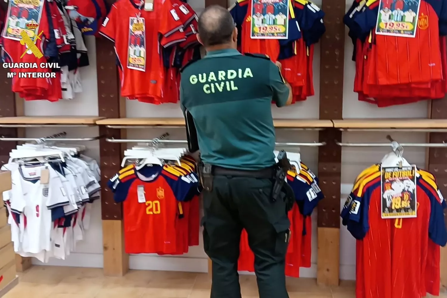 La Guardia Civil interviene más de 1.200 camisetas falsas del Mundial / GUARDIA CIVIL - EP