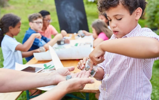 Unos niños jugando en verano con actividades creativas/ CANVA Unos niños jugando en verano con actividades creativas/ CANVA