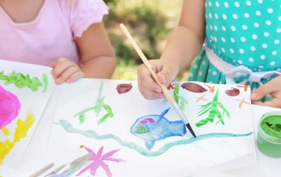 Unos niños de vacaciones pintando en su tiempo libre/ CANVA Unos niños de vacaciones pintando en su tiempo libre/ CANVA