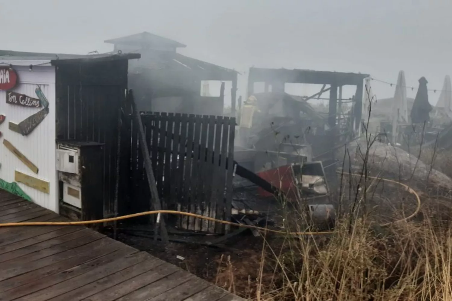Pé na Praia, el chiringuito calcinado tras un incendio / Emergencias Sanxenxo