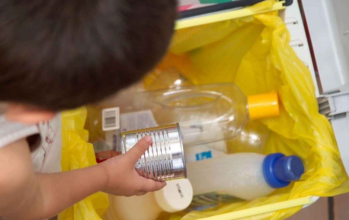 Un niño recicla plásticos en la cocina / EP