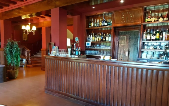 El bar vacío del Hotel Sant Bernat / LASTMINUTE El bar vacío del Hotel Sant Bernat / LASTMINUTE