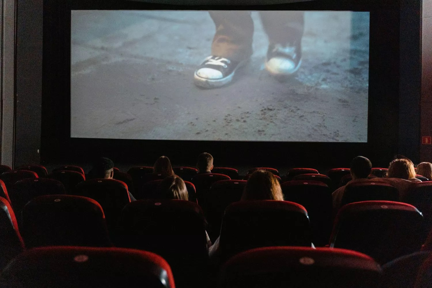 Varios espectadores en una sala de cine / PEXELS