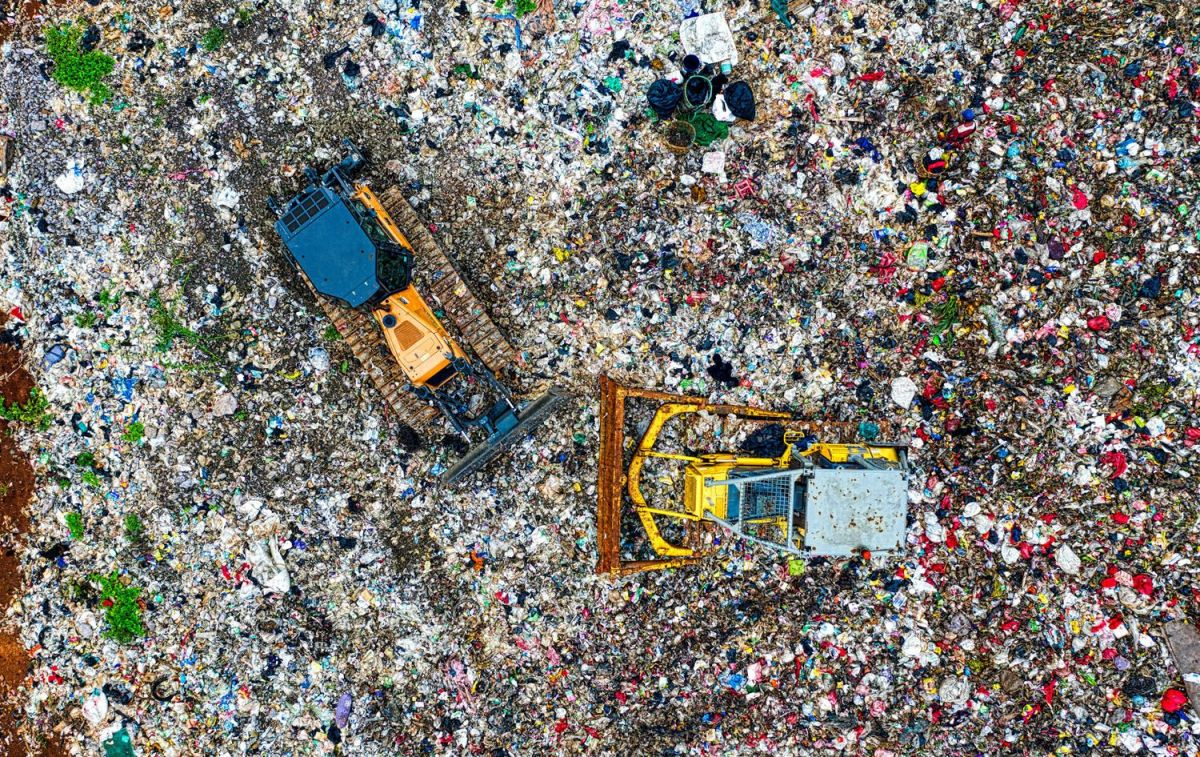 Dos máquinas entre montañas de plástico para reciclar / PEXELS