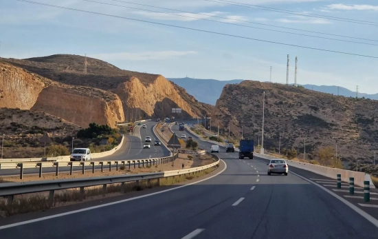 Coches por la carretera / PEXELS Coches por la carretera / PEXELS