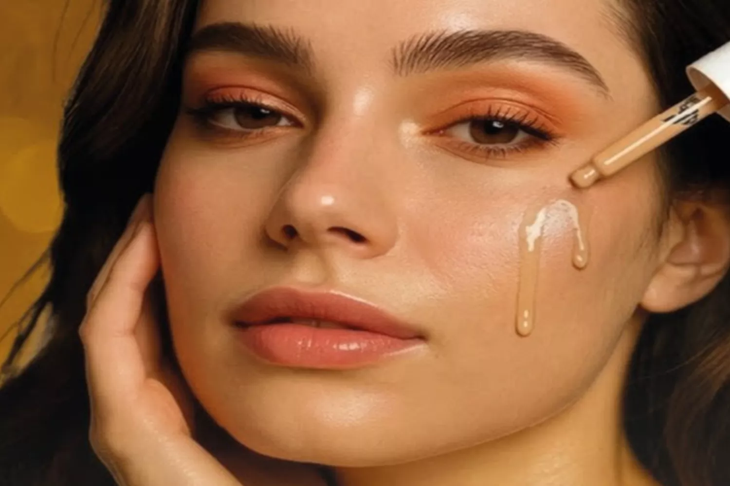 Una mujer utiliza un protector solar con efecto 'glow' / CLAREL