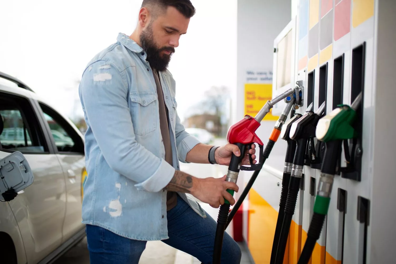 Una persona reposta en la gasolinera / FREEPIK