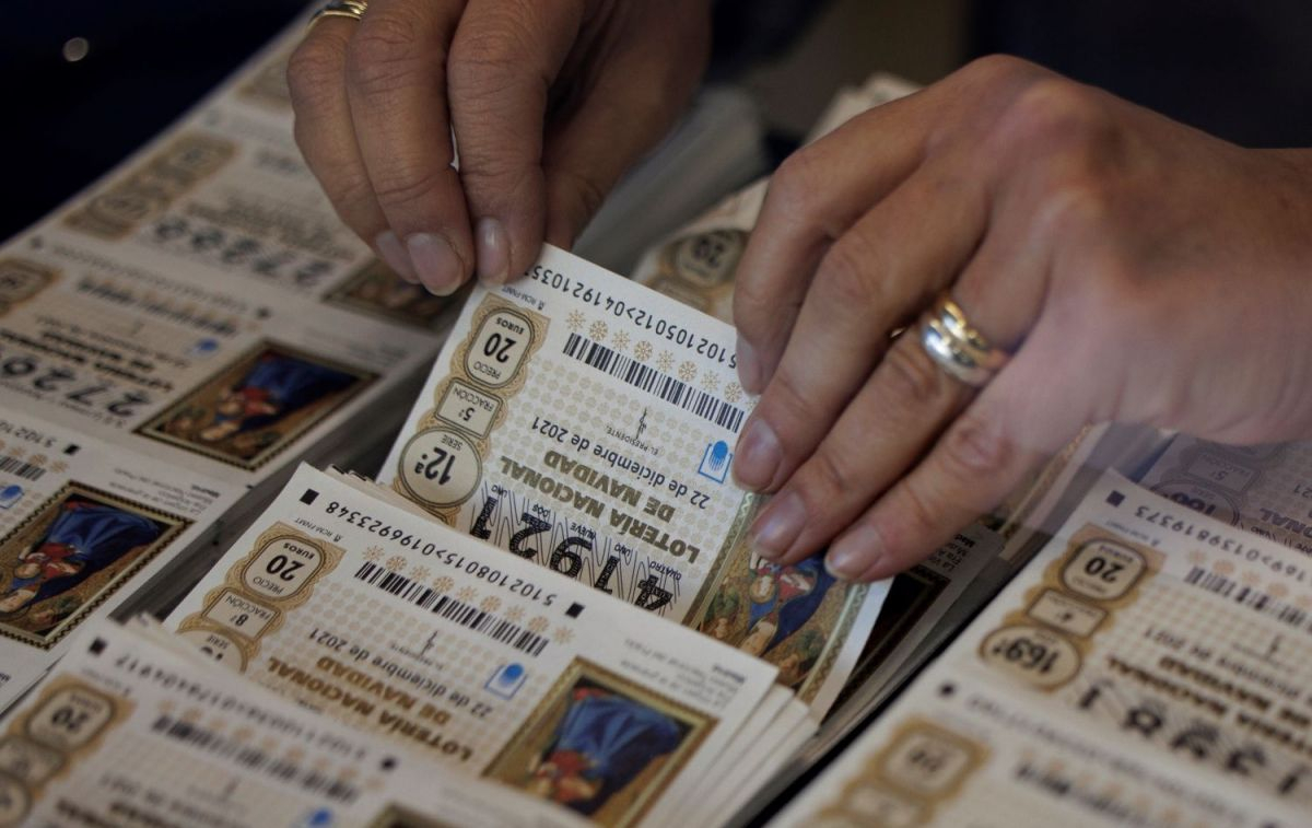 Una lotera busca un décimo de Lotería de Navidad / EFE - Biel Aliño