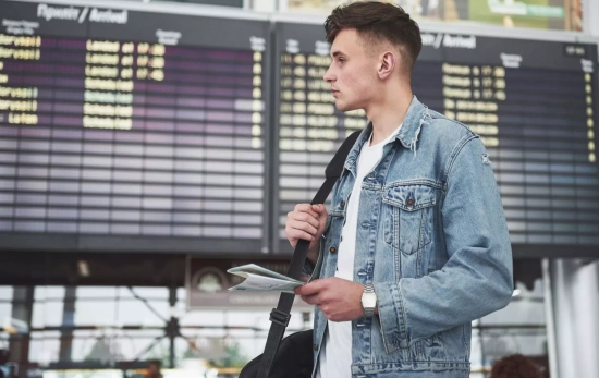 Un joven en un aeropuerto / FREEPIK Un joven en un aeropuerto / FREEPIK