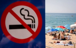 El destino más turístico de la Costa Brava prohíbe fumar en las terrazas de los chiringuitos